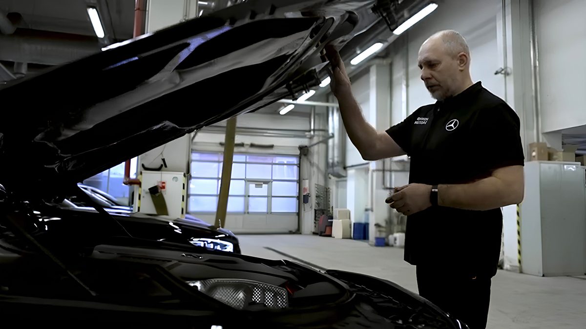 Мастер Mercedes за работой